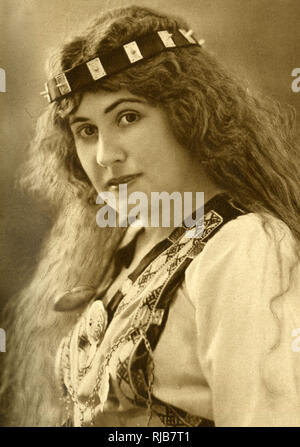Aino Ackte, soprano lirico finlandese, in costume nazionale Foto Stock