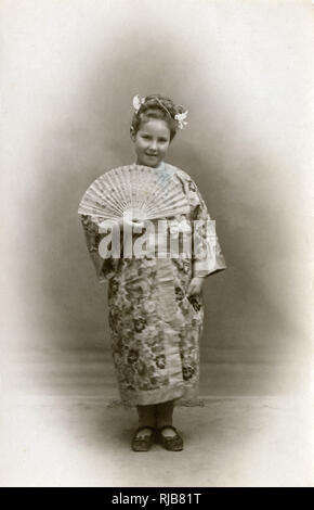 Giapponese bambina vestito in abiti tradizionali vicino Futarasan jinja, un  sacrario scintoista, Nikkō, Giappone Foto stock - Alamy