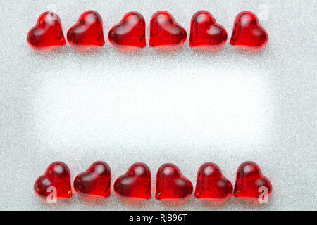 Valentino, scheda di nozze sfondo con due righe di lucido cuori giacenti sui loro lati su un argento sfondo brocade Foto Stock
