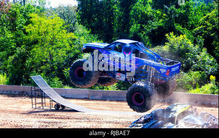 Gosen, Connecticut. Il 4 settembre 2017. Evoluzione Theoverkill monster truck jumping vetture a Goscen annuale fiera in Gosen Connecticut, Litchfield Foto Stock