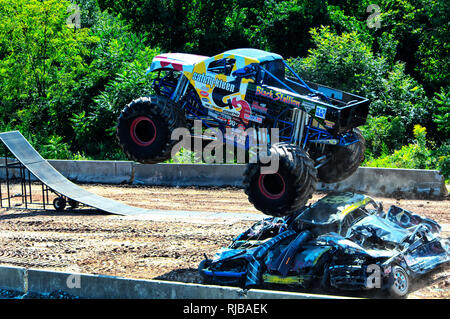 Gosen, Connecticut. Il 4 settembre 2017. Il stallone nero monster truck jumping vetture a Goscen annuale fiera in Gosen Connecticut, Litchfield Co Foto Stock