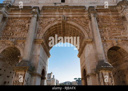Foro Romano. Roma, Italia. Rovine dell'arco trionfale di Settimio Severo. Foto Stock