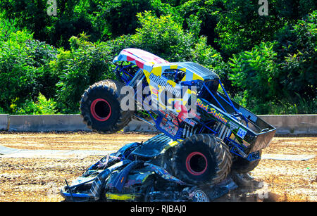 Gosen, Connecticut. Il 4 settembre 2017. Il stallone nero monster truck jumping vetture a Goscen annuale fiera in Gosen Connecticut, Litchfield Co Foto Stock