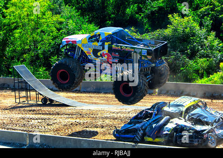 Gosen, Connecticut. Il 4 settembre 2017. Il stallone nero monster truck jumping vetture a Goscen annuale fiera in Gosen Connecticut, Litchfield Co Foto Stock