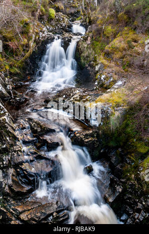 La montagna masterizzare Allt na h-Annaite a cascata verso il basso la collina nel Strathconon, Ross & Cromarty, Scozia. Marzo. Foto Stock