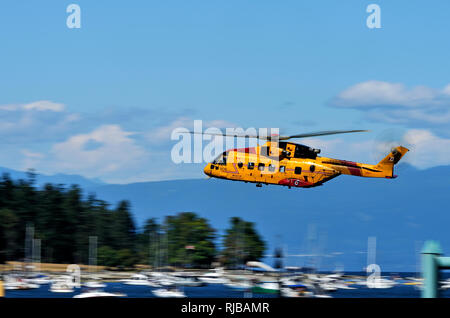 Agusta Westland CH-149 elicottero cormorano di ricerca e salvataggio in volo sul porto di Nanaimo Vancouver Island British Columbia, Canada. Foto Stock