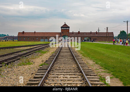 Oswiecim, Polonia - 11 luglio 2018. Il cancello principale e la torre di guardia Birkenau-Auschwitz II Foto Stock