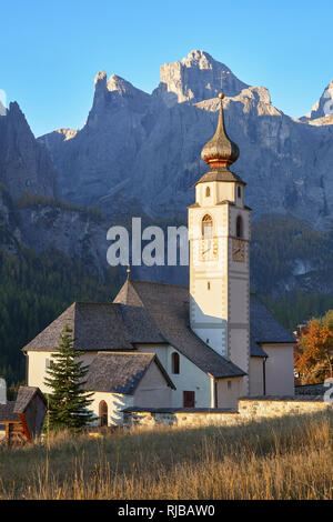 Chiesa di San Vigilio, Colfosco, Corvara Dolomiti a sud Tyroll, Italia. Vista verso il massiccio del Sella Foto Stock