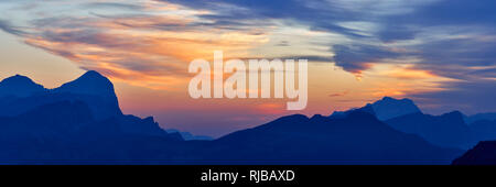 Vista panoramica all alba della Tofana de Rozes e del Monte Civetta dal Passo Pordoi, Dolomiti, Belluno, Veneto, Italia Foto Stock