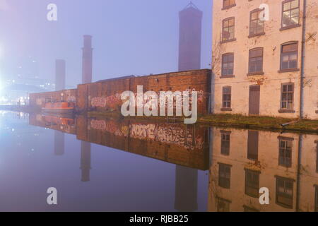 Riflessioni di Torre lavora a Granary Wharf nell'Aire & Calder navigazione in Leeds City Centre Foto Stock