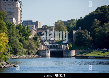 Rideau Canal con cancelli chiusi, vista da attraverso il fiume Ottawa. Foto Stock