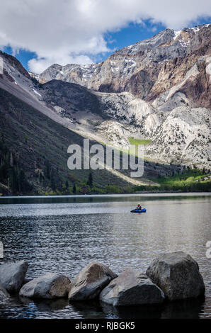 Pescatore in una barca sul lago trusty in California Foto Stock