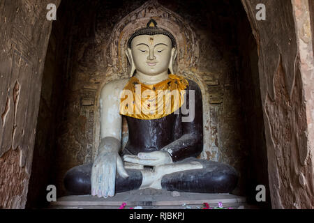 Bagan, Myanmar - 27 Settembre 2016: Statua del Buddha a Dhammayangyi Pahto Foto Stock