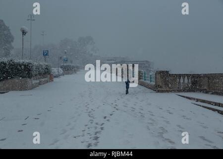 Genova, Italia, 23 gennaio, 2019. l uomo nel corso Italia. Neve a Genova, Italia. Federico Fazzini / risveglio / Foto Stock