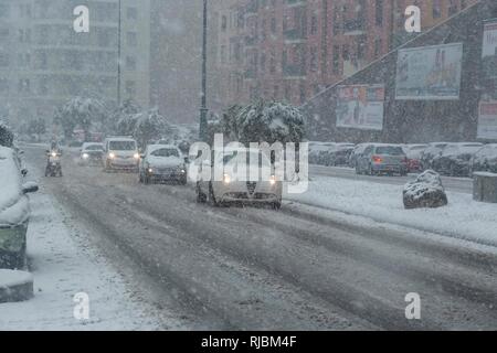 Genova, Italia, 23 gennaio, 2019. auto. Neve a Genova, Italia. Federico Fazzini / risveglio / Foto Stock