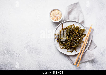 Insalata di alghe marine con semi di sesamo Foto Stock