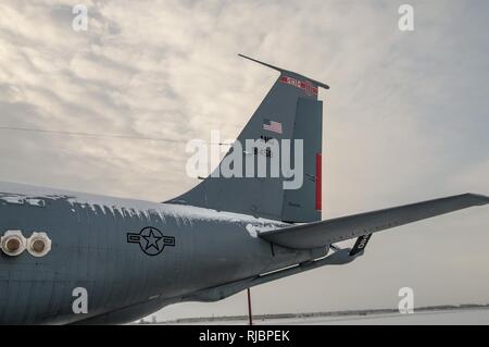 KC-135 Stratotankers assegnato al 121 Air Refuelling Wing sedersi sulla neve linea di volo Gennaio 15, 2018 a Rickenbacker Air National Guard Base, Ohio. Foto Stock