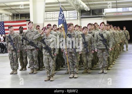 Paracadutisti assegnato al primo combattimento vigili del Team, ottantaduesima Airborne Divistion, tornare a casa da un 9 mesi di distribuzione per l'Afghanistan, il 8 gennaio 2018, Fort Bragg, N.C. Foto Stock