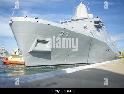 SAN DIEGO (GEN. 17, 2018) San Antonio-classe di trasporto anfibio dock USS ancoraggio LPD (23) si diparte dalla Base Navale di San Diego per effettuare un ripristino in corso Test (URT) in collaborazione con la NASA al largo della costa della California del Sud. URT-6 è parte di un governo degli Stati Uniti lo sforzo interagenzie per la pratica in modo sicuro e valutare i processi di recupero, procedure, hardware e personale in un oceano aperto ambiente che verranno utilizzate per recuperare il veicolo spaziale Orion al suo ritorno a massa. Foto Stock