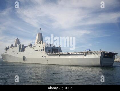 SAN DIEGO (GEN. 17, 2018) San Antonio-classe di trasporto anfibio dock USS ancoraggio LPD (23) si diparte dalla Base Navale di San Diego per effettuare un ripristino in corso Test (URT) in collaborazione con la NASA al largo della costa della California del Sud. URT-6 è parte di un governo degli Stati Uniti lo sforzo interagenzie per la pratica in modo sicuro e valutare i processi di recupero, procedure, hardware e personale in un oceano aperto ambiente che verranno utilizzate per recuperare il veicolo spaziale Orion al suo ritorno a massa. Foto Stock