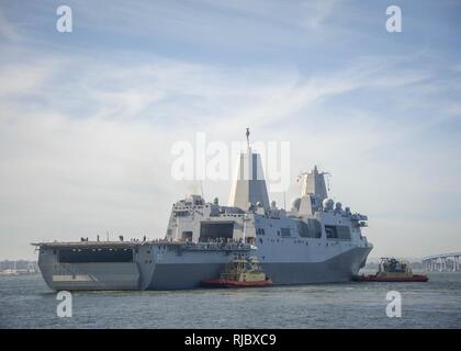 SAN DIEGO (GEN. 17, 2018) San Antonio-classe di trasporto anfibio dock USS ancoraggio LPD (23) si diparte dalla Base Navale di San Diego per effettuare un ripristino in corso Test (URT) in collaborazione con la NASA al largo della costa della California del Sud. URT-6 è parte di un governo degli Stati Uniti lo sforzo interagenzie per la pratica in modo sicuro e valutare i processi di recupero, procedure, hardware e personale in un oceano aperto ambiente che verranno utilizzate per recuperare il veicolo spaziale Orion al suo ritorno a massa. Foto Stock