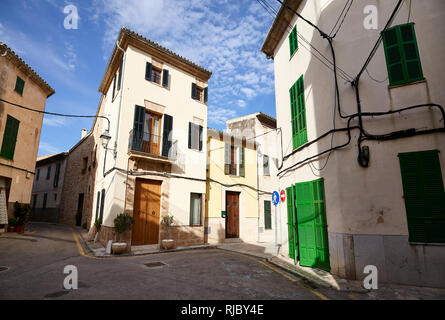 Angolo di strada in Alcudia città vecchia, Mallorca, Spagna. Foto Stock