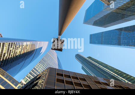 Vista prospettica dal basso la vista sul quartiere degli affari di grattacieli Foto Stock