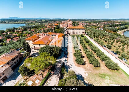 Castiglione del Lago, Italia - 28 agosto 2018: vista aerea in Umbria con la Rocca Medievale o Rocca del Leone e il lago Trasimeno nella soleggiata giornata estiva wit Foto Stock