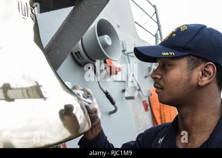 SOUDA BAY, Grecia (nov. 1, 2016) Petty Officer di 2a classe di Jasper Mayo da Zambales, Filippine, lucidi della nave di Bell a bordo della USS Ross (DDG 71) in porto Souda Bay, Grecia nov. 1, 2016. Ross, un Arleigh Burke-class guidato-missile distruttore, distribuita a Rota, Spagna, sta conducendo operazioni navali negli Stati Uniti Sesta flotta area di operazioni a sostegno degli Stati Uniti per gli interessi di sicurezza nazionali in Europa e in Africa. Foto Stock