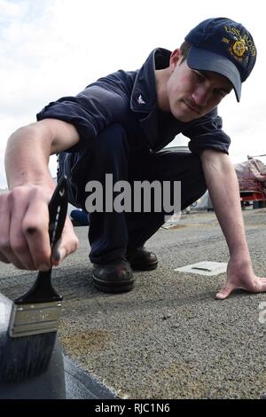 SOUDA BAY, Grecia (nov. 1, 2016) Petty Officer di terza classe Rodney buona da Medina, Ohio, conduce il lato superiore la conservazione a bordo della USS Ross (DDG 71 nov. 1, 2016. Ross, un Arleigh Burke-class guidato-missile distruttore, distribuita a Rota, Spagna, sta conducendo operazioni navali negli Stati Uniti Sesta flotta area di operazioni a sostegno degli Stati Uniti per gli interessi di sicurezza nazionali in Europa e in Africa. Foto Stock