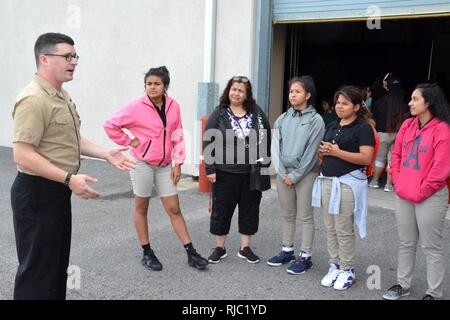 SAN ANTONIO - (nov. 1, 2016) Bridgman, Mich native, Sottufficiali di prima classe Ian MacKay, un campo nucleare assegnato coordinatore marina al reclutamento di quartiere San Antonio, parla con un gruppo di scuola media gli studenti dopo una bottiglia di acqua rocket dimostrazione durante quella ispanica Camera di Commercio CORE4 stelo Expo che si terrà presso il Freeman Expo Hall. MacKay è un 2005 laureato di Bridgman High School. L'expo, costituito un giorno femmina e maschio di giorno, leader in primo piano dall'energia, scienza, computer e industrie aerospaziali e presentata agli studenti l opportunità di incontrare con alta profil Foto Stock