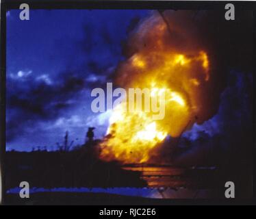 Pearl Harbor, HI. Fumo denso rotola fuori di un ardente nave durante l'attacco di Pearl Harbor da parte dei giapponesi. Dicembre 7, 1941. Foto Stock
