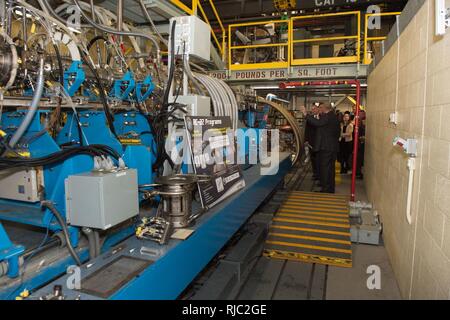 Il Segretario della Difesa Ash Carter è informato durante un innovazioni ipersonico dimostrazione su Wright-Patterson Air Force Base, Oh., nov. 3, 2016. Foto Stock