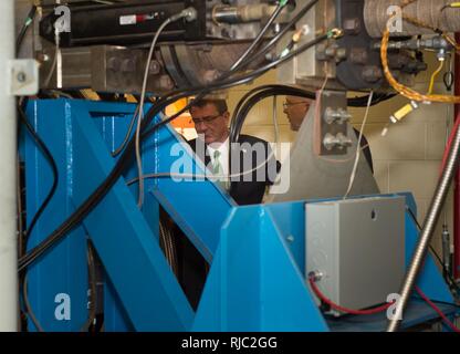 Il Segretario della Difesa Ash Carter è informato durante un innovazioni ipersonico dimostrazione su Wright-Patterson Air Force Base, Oh., nov. 3, 2016. Foto Stock