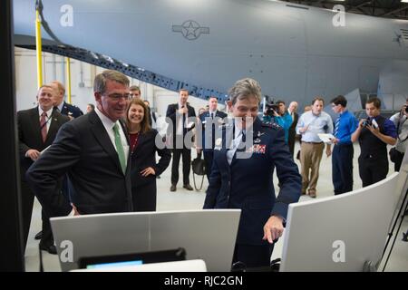 Il Segretario della Difesa Ash Carter è informato durante una forte Lab tour e indossabile dimostrazione del sensore sul Wright-Patterson Air Force Base, Oh., nov. 3, 2016. Foto Stock