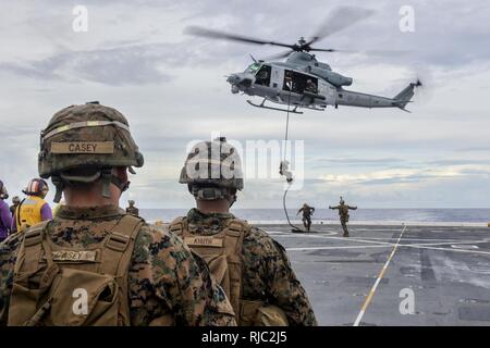 Oceano Pacifico (nov. 2, 2016) Marines attaccato al xi Marine Expeditionary Unit (MEU) attendere il loro turno per respingere da un UH-1 Huey elicottero durante una rapida formazione di corda a bordo il trasporto anfibio dock nave USS Somerset (LPD 25). Somerset è sulla sua fanciulla la distribuzione come parte del Makin Island anfibio gruppo pronto ed è operante negli Stati Uniti 7 flotta area di operazioni con il avviato xi meu a sostegno della sicurezza e della stabilità in Indo-Asia-regione del Pacifico. Foto Stock