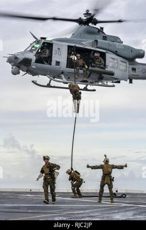Oceano Pacifico (nov. 2, 2016) Marines attaccato al xi Marine Expeditionary Unit (MEU) respingere da un UH-1 Huey elicottero durante la rapida formazione di corda a bordo il trasporto anfibio dock nave USS Somerset (LPD 25). Somerset è sulla sua fanciulla la distribuzione come parte del Makin Island anfibio gruppo pronto ed è operante negli Stati Uniti 7 flotta area di operazioni con il avviato xi meu a sostegno della sicurezza e della stabilità in Indo-Asia-regione del Pacifico. Foto Stock