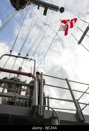 SOUDA BAY, Grecia (nov. 1, 2016) Petty Officer di 2a classe di Justin Manley sposta i colori a bordo dell'assalto anfibio nave USS Wasp (LHD 1) prima della partenza della nave Souda Bay, Grecia, nov. 1, 2016. Wasp viene distribuito con la Vespa Anfibia gruppo pronto per supportare le operazioni di sicurezza marittima e di teatro la cooperazione in materia di sicurezza gli sforzi negli Stati Uniti Sesta flotta area di operazioni. Foto Stock
