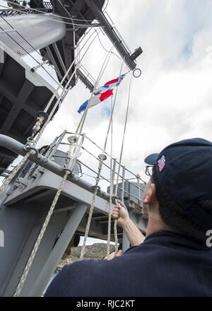 SOUDA BAY, Grecia (nov. 1, 2016) Petty Officer di 2a classe di Justin Manley sposta i colori a bordo dell'assalto anfibio nave USS Wasp (LHD 1) prima della partenza della nave Souda Bay, Grecia, nov. 1, 2016. Wasp viene distribuito con la Vespa Anfibia gruppo pronto per supportare le operazioni di sicurezza marittima e di teatro la cooperazione in materia di sicurezza gli sforzi negli Stati Uniti Sesta flotta area di operazioni. Foto Stock