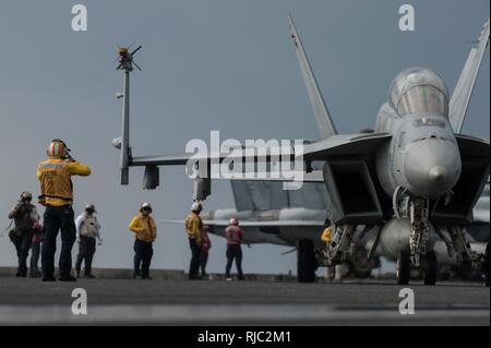 Mare delle Filippine (nov. 2, 2016) Petty Officer prima classe (AW/SW) Anthony Taylor, da Tampa, Florida, dirige un'F/A-18F Super Hornet, assegnato al 'Diamondbacks' di Strike Fighter Squadron (VFA) 102, sul ponte di volo della Marina è solo distribuita portaerei USS Ronald Reagan (CVN 76), durante l'appassionato di spada 17 (KS17). KS17 è una biennale, Presidente del Comune di capi di Stato Maggiore-diretto, U.S. Pacifico Comando-sponsorizzato la formazione sul campo di allenamento (FTX). KS17 è un giunto/bilaterale FTX progettato per soddisfare la difesa reciproca obiettivi aumentando combat readiness e interoperabilità tra Giappone Foto Stock