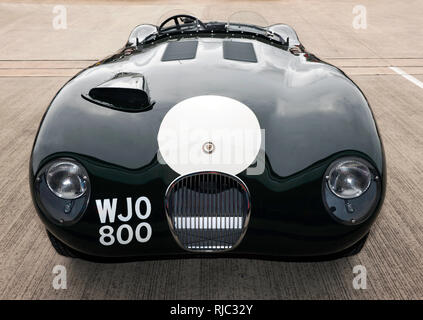 Vista frontale di un 1955, Jaguar C-tipo, a Silverstone Classic 2017 Foto Stock