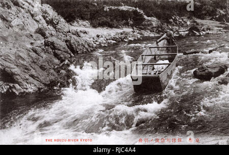 Giappone - poling una chiatta lungo il fiume Hozu Foto Stock