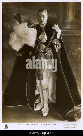 Edward, S.A.R. Principe di Galles che indossa gli abiti del Garter Foto Stock
