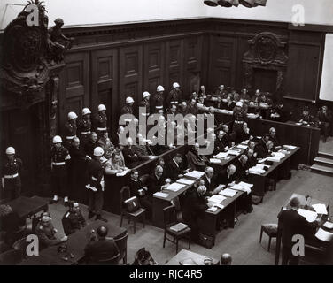 Le prove di Norimberga - gli imputati in banchina. Foto Stock