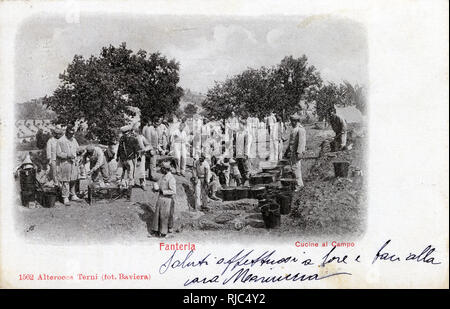 Fanteria italiana - Cucine campo militare all'aperto Foto Stock