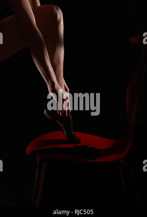 Donna mettendo sul collant Foto Stock