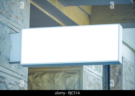 Cartello negozio o ristorante. Mock up. Forma rettangolare. Foto Stock