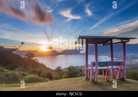 Puncak Lawang e Lago Maninjau, a ovest di Sumatra, Indonesia Foto Stock