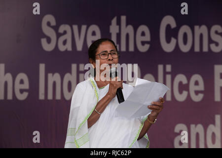 Kolkata, India. 05 feb 2019. Il Bengala Occidentale Chief Minister Mamata Banerjee durante il suo sedere in segno di protesta contro il governo centrale al di sopra della CBI tentativo di interrogatorio Kolkata commissario di polizia in connessione di chit fund truffa. Credito: Saikat Paolo/Pacific Press/Alamy Live News Foto Stock