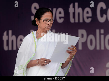 Kolkata, India. 05 feb 2019. Il Bengala Occidentale Chief Minister Mamata Banerjee durante il suo sedere in segno di protesta contro il governo centrale al di sopra della CBI tentativo di interrogatorio Kolkata commissario di polizia in connessione di chit fund truffa. Credito: Saikat Paolo/Pacific Press/Alamy Live News Foto Stock